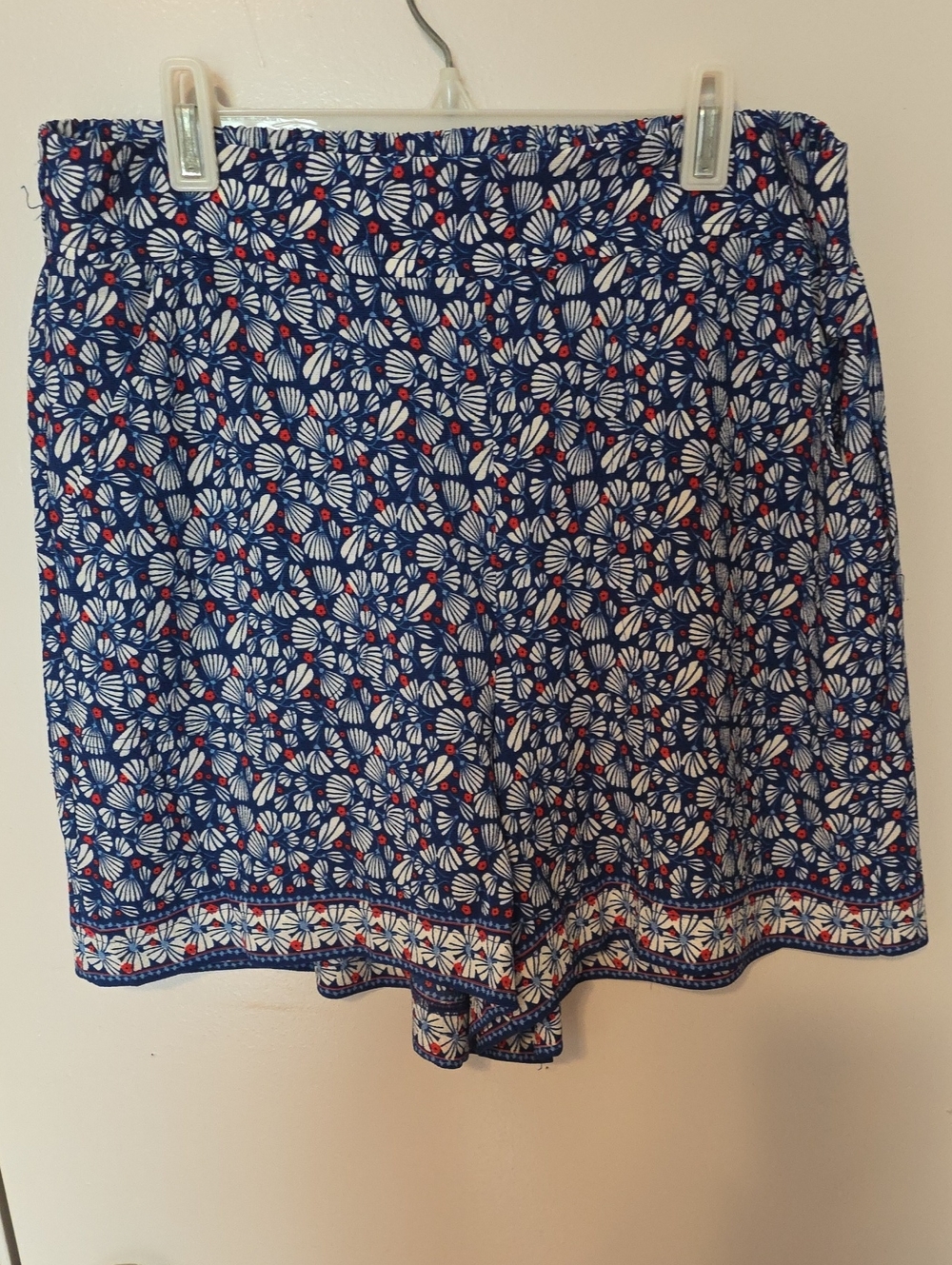 Max Studio Blue/White Floral Pull-On Women's Shorts